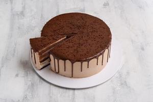 eine Draufsichtaufnahme eines Schokoladenkuchens auf einem weißen Teller. foto