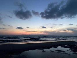 Sonnenuntergang über dem Strandblick foto