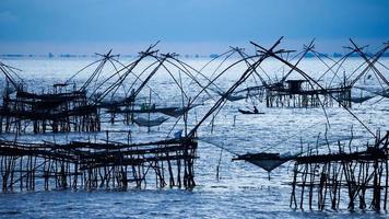 riesige quadratische Kescher zum Fangen von Fischen auf bewölktem Himmelshintergrund foto