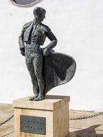 ronda, andalusien, spanien, 2014. statue von cayetano ordonez el nino de la palma stierkämpfer in ronda foto