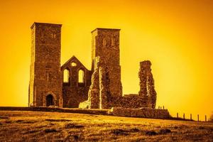 reculver, kent, uk, 2008. reste der kirchtürme von reculver, die im winter in die spätnachmittagssonne getaucht sind foto