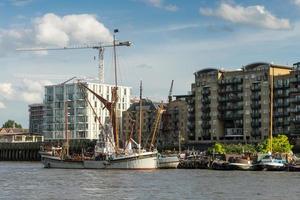 London, Großbritannien, 2014. Themse Lastkahn vor Anker auf der Themse foto