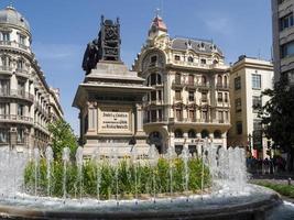 granada, andalusien, spanien, 2014. denkmal für ferdinand und isabella, plaza isabel la catolica, granada, spanien am 7. mai 2014. nicht identifizierte personen. foto