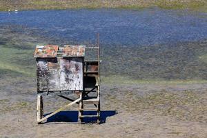 kairua, neuseeland, 2012. hölzerne fischerhütte auf stelzen am kairua-einlass foto