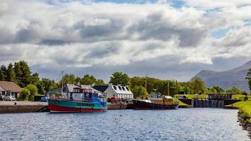 corpach, schottland, uk, 2011. souters lass vertäut im kaledonischen kanal bei corpach foto