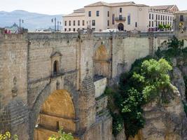 rronda, andalusien, spanien, 2014. blick auf die neue brücke in ronda spanien am 8. mai 2014. nicht identifizierte personen. foto