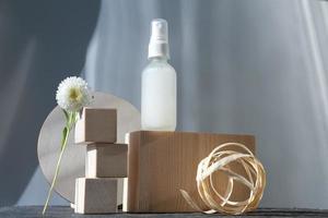 kosmetisches produkt in einer weißen flasche auf einem podium foto