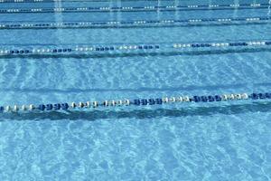 Sonniges Freibad mit Wegen. foto