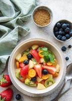 gesunder frischer obstsalat in einer schüssel foto