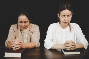 zwei Frauen beten Anbetung glauben foto