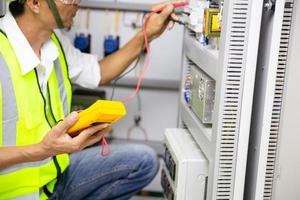 Elektriker bei der Arbeit mit einem Elektrokasten foto