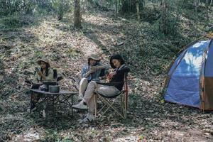 camping zeltlager in der natur glückliche freunde foto