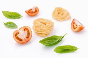 italienisches lebensmittelkonzept fettuccine mit tomaten und süßem basilikum isolieren auf weißem hintergrund. fettuccine und ingradients mit kopienraum. foto