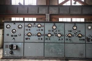 Bedienfeld eines alten Kraftwerks foto
