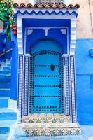 Tür eines Hauses in Chefchaouen, Marokko foto