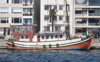 Altes Boot in der Bosporus-Meerengenseite von Istanbul, Türkei foto