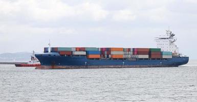 Containerschiff im Meer foto