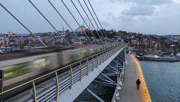 Halic U-Bahn-Brücke und Süleymaniye-Moschee in Istanbul, Türkei foto