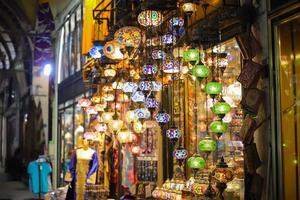 Bunte türkische Laternen in Istanbul, Türkei foto