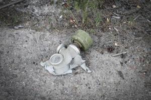 gasmaske in duga radar base, sperrzone von tschernobyl, ukraine foto