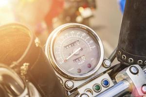 analoger Tachometer einer leistungsstarken Motorradnahaufnahme foto