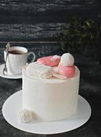 hausgemachter Kokosnuss-Frischkäse-Kuchen. kohlenhydratarme Mahlzeit. glutenfreies backen. Verzierter Kuchen und eine Tasse Tee auf grauem Hintergrund foto