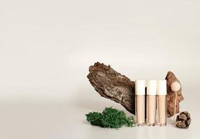 Gesichts-Concealer in drei Farbtönen mit natürlicher Waldkiefernrinde und Moos. Bio-Kosmetik. perfektes Hautbild. Feuchtigkeitspflege für die Haut. Platz kopieren foto