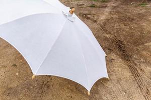 weißer Regenschirm auf dem Boden foto