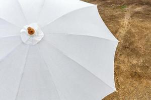 weißer Regenschirm auf dem Boden foto