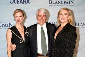 los angeles 23. okt. - brooklyn decker, sam waterston, june diane raphael bei der 14. jährlichen seachange-sommerparty von oceanas in einer privatresidenz am 23. oktober 2021 in laguna beach, ca foto