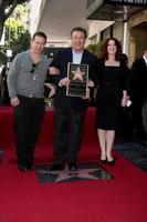 los angeles 14. feb - stephen baldwin, alec baldwin, megan mullally auf dem walk of fame star zeremonie für alec baldwin im beso resturant am 14. februar 2011 in los angeles, ca foto