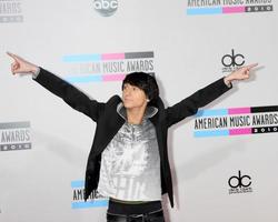 los angeles 21. nov - mitchel musso kommt bei den 2010 american music awards im nokia theater am 21. november 2010 in los angeles, ca foto