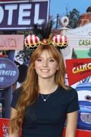 anaheim, 13. juni - bella thorne kommt am 13. juni 2012 zur großen eröffnung des cars land im california adventure in anaheim, ca foto