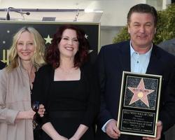 los angeles 14. feb - anne heche, megan mullally, alec baldwin auf dem walk of fame star zeremonie für alec baldwin im beso resturant am 14. februar 2011 in los angeles, ca foto