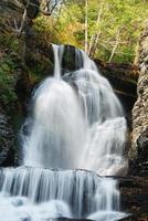 Blick auf den Wasserfall im Herbst foto