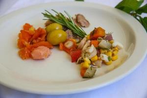 Salat mit Thunfisch, Lachs und Garnelen foto