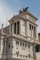 reiterdenkmal für sieger emanuel ii in der nähe von vittoriano am tag in rom, italien foto