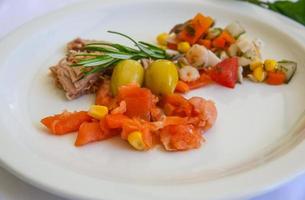 Salat mit Thunfisch, Lachs und Garnelen foto