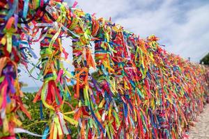 nahaufnahme von bunten bändern gegen in arraial d'ajuda, bahia, brasilien foto