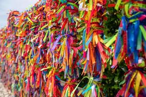 nahaufnahme von bunten bändern gegen in arraial d'ajuda, bahia, brasilien foto