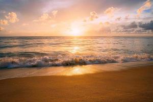 beruhigender sommerlicher natürlicher marineblauer hintergrund. Meer und Himmel mit weißen Wolken. sommerferienkonzept foto