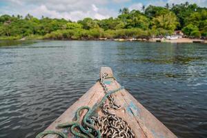 Bootsfahrt durch die Mangrovensümpfe in Brasilien. Konzentrieren Sie sich auf das Boot foto