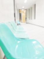 Unschärfe einer leeren Sitzreihe in einem Krankenhausflur foto