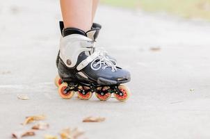 Nahaufnahme des Jungen steht mit Rollerblade, selektiv fokussiert. foto