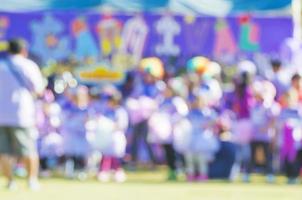 unscharfes Foto überfüllte Menschen beim Schulsportfest