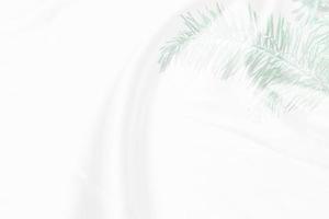 grüne Palmblätter Musterüberlagerung mit weißer Stoffstruktur weicher Unschärfehintergrund foto
