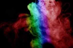 abstrakter Rauch isoliert auf schwarzem Hintergrund, Regenbogenpulver foto