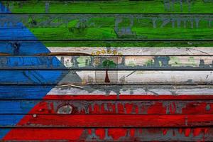 die nationalflagge von äquatorialguinea ist auf unebenen brettern gemalt. Ländersymbol. foto