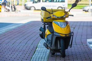 antalya türkei 04. märz 2022 ein gelbes vintage-motorrad steht auf einem parkplatz vor dem hintergrund der straße, frontansicht foto