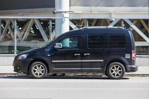 antalya türkei 04. märz 2022 schwarzer volkswagen caddy wird an einem warmen sommertag vor dem hintergrund eines gebäudes, zauns auf der straße geparkt foto